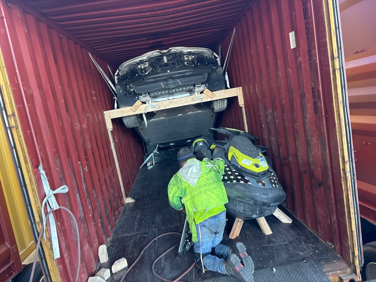 Погрузка гидроцикла в контейнер